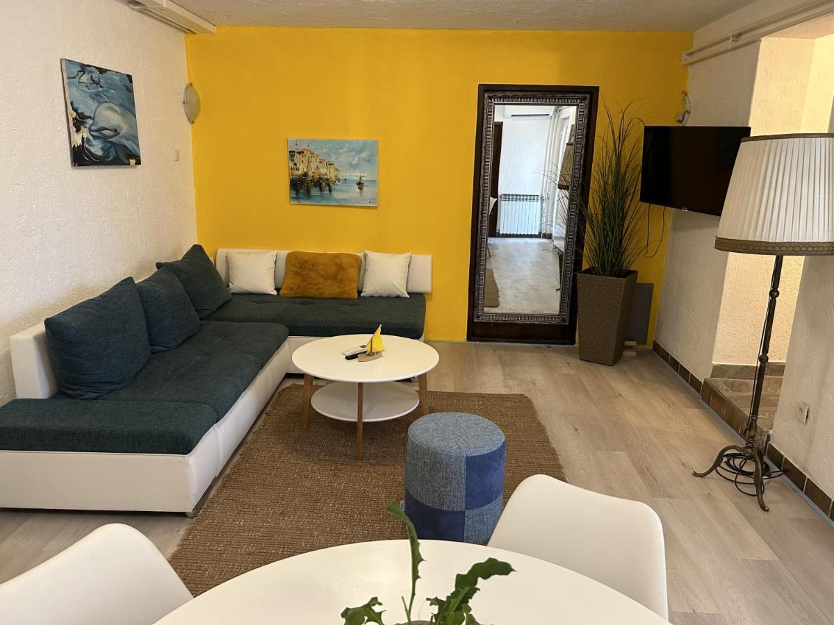 Peaceful Apartment With Patio Rovigno Esterno foto