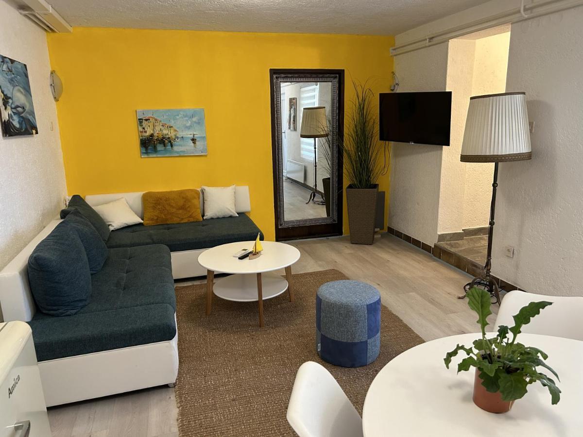 Peaceful Apartment With Patio Rovigno Esterno foto
