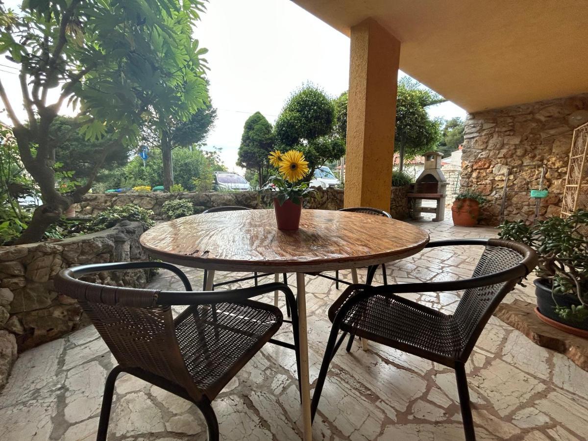 Peaceful Apartment With Patio Rovigno Esterno foto